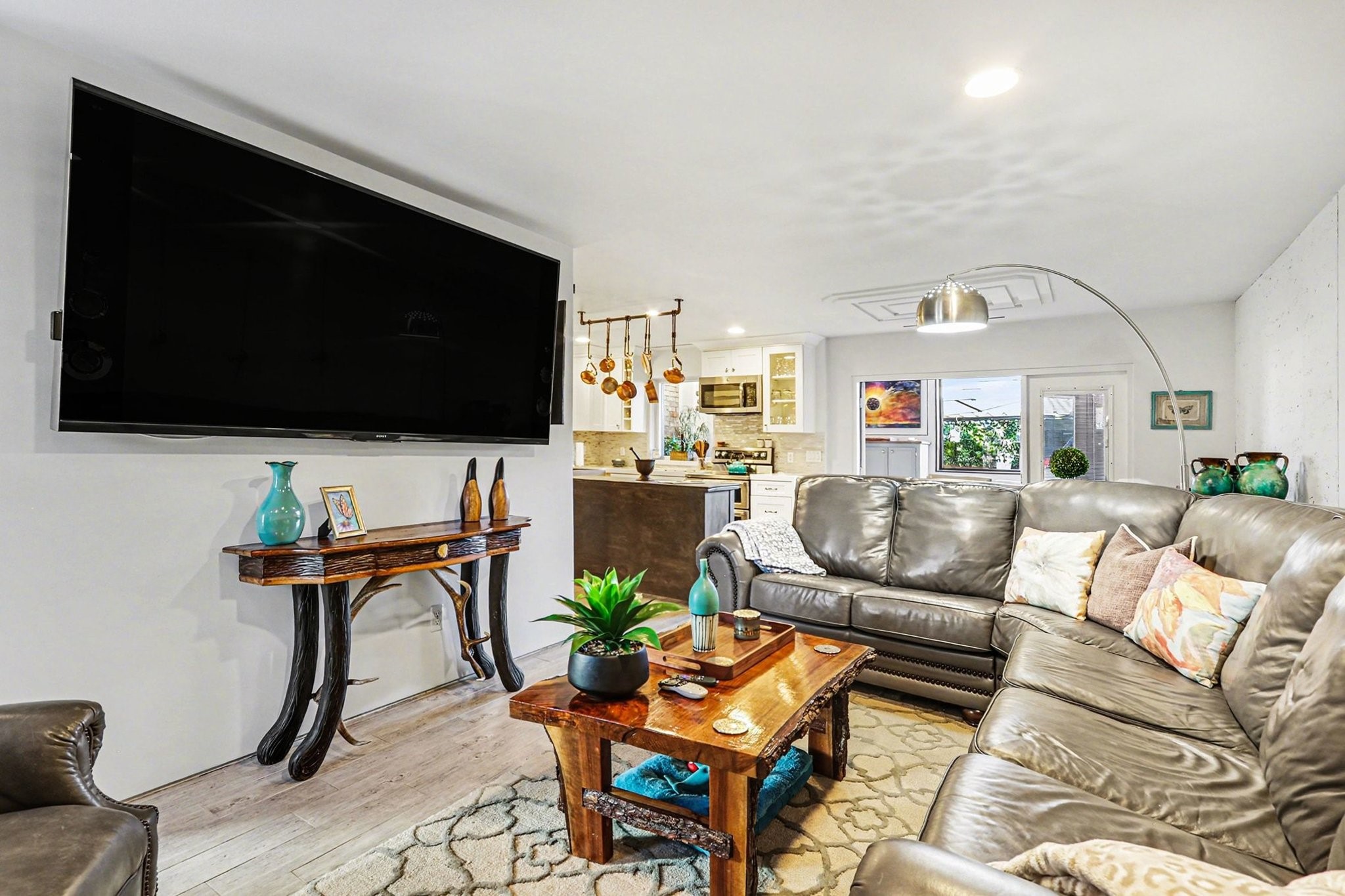 9407 Fondren Road Houston, TX 77074 - Photo 4 of 30 a living room with furniture and a flat screen tv