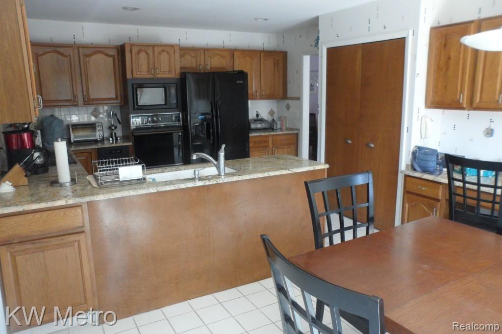 5640 Ridgewood Road, Unit 28 West Bloomfield, MI 48322 - Photo 15 of 39 KITCHEN II