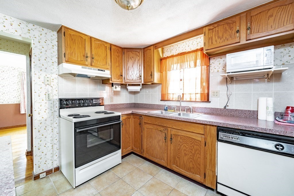 72 Donbray Road Springfield, MA 01119 - Photo 4 of 40