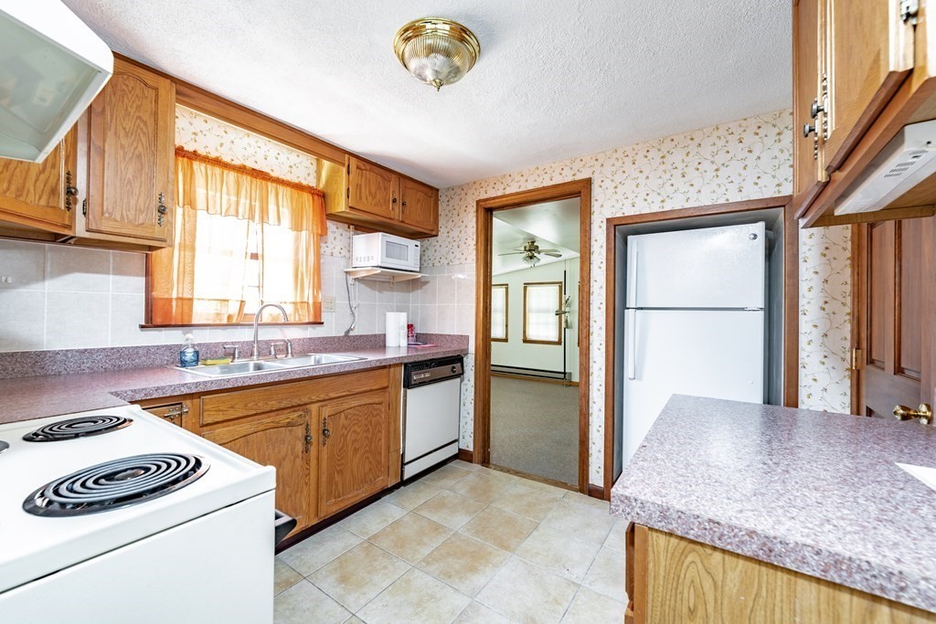 72 Donbray Road Springfield, MA 01119 - Photo 5 of 40