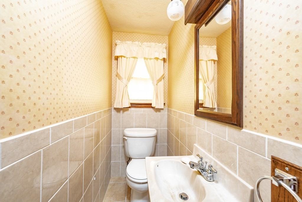 72 Donbray Road Springfield, MA 01119 - Photo 6 of 40