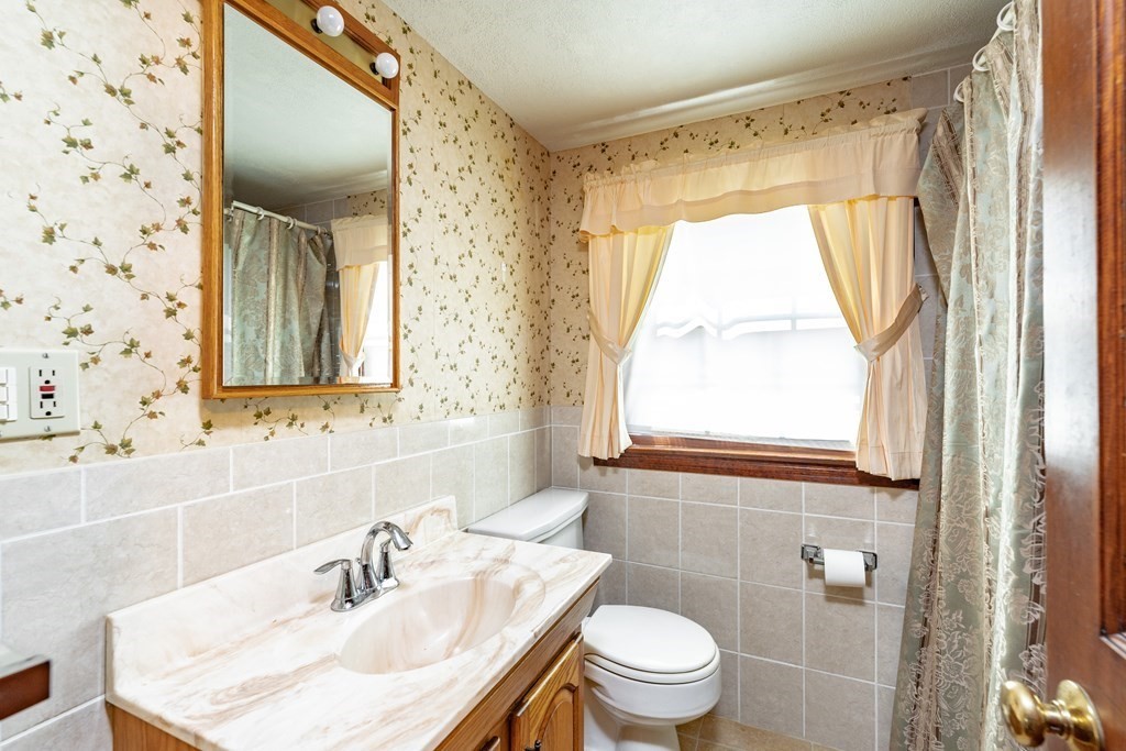 72 Donbray Road Springfield, MA 01119 - Photo 7 of 40