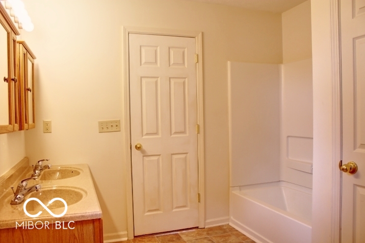 8905 Maze Road Indianapolis, IN 46259 - Photo 8 of 25 Gallery Image 8