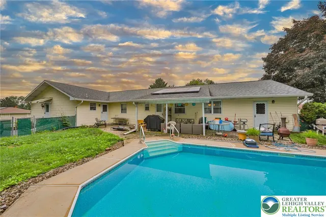 a view of a garden with lawn chairs