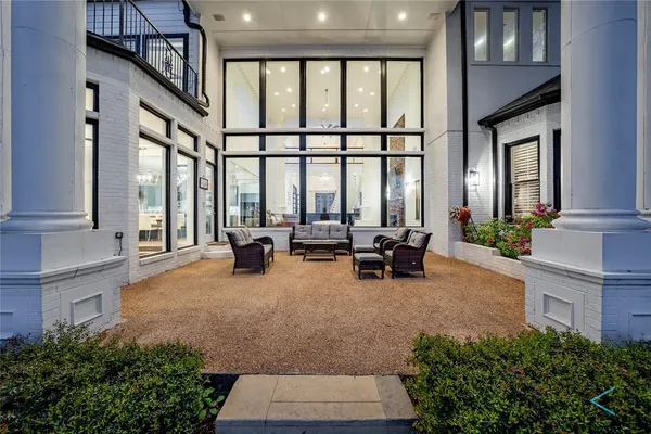 a view of a backyard