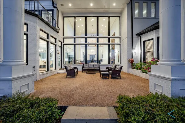 a view of a backyard