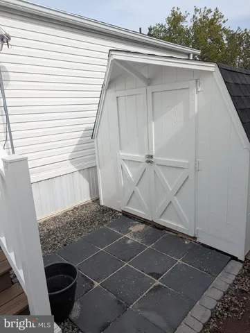 a view of backyard with garden