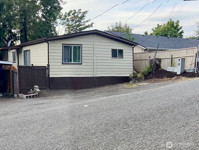 a view of a house with backyard and parking space