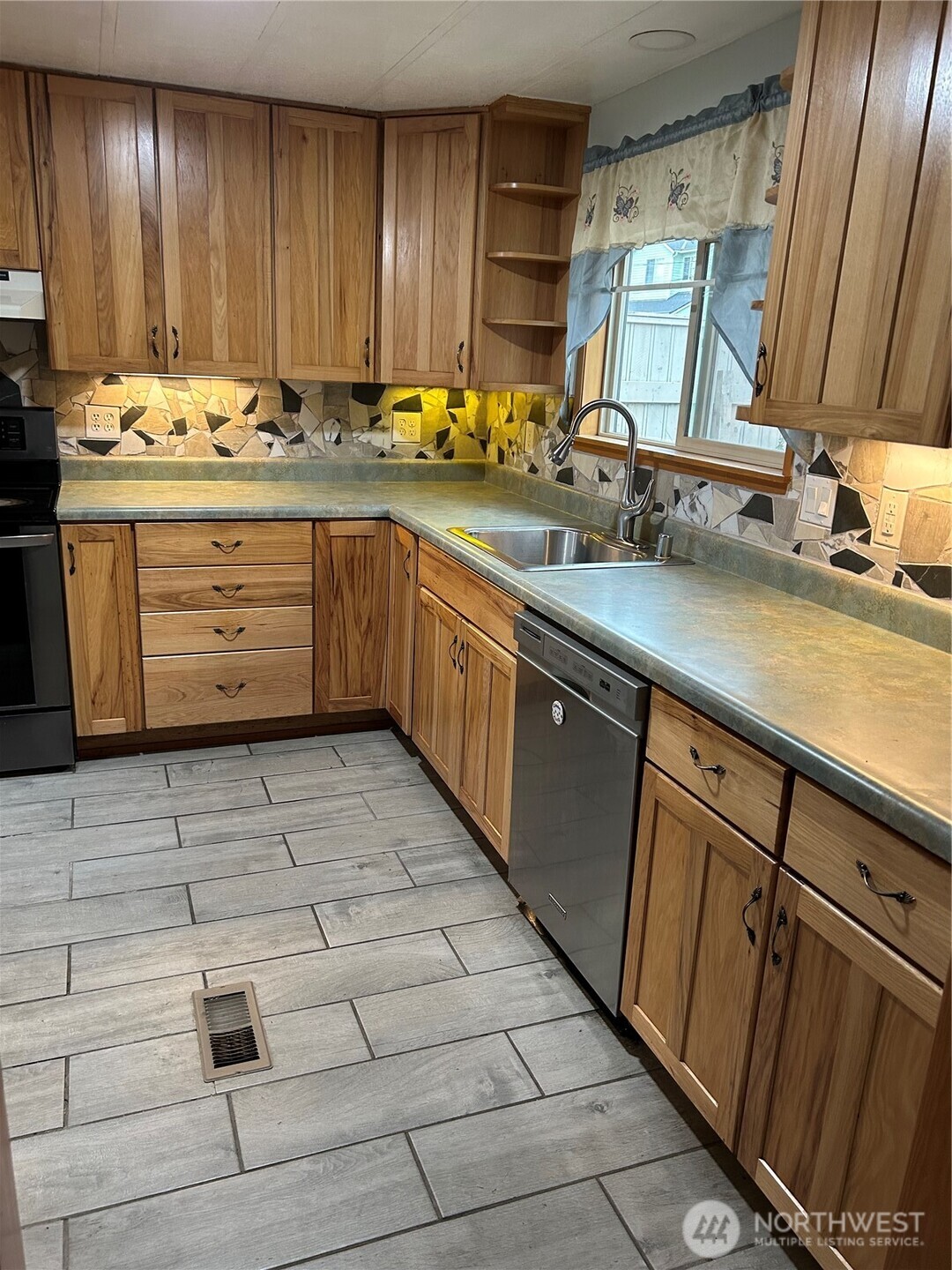 13101 64th Avenue South Seattle, WA 98178 - Photo 13 of 34