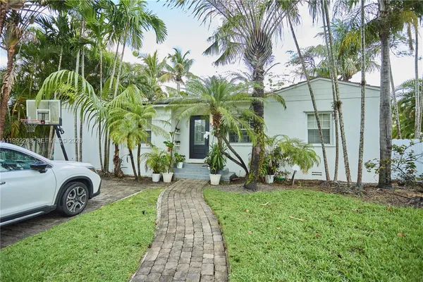 $5,200 | 5755 Devonshire Boulevard, Unit 5755, Miami, FL 33155