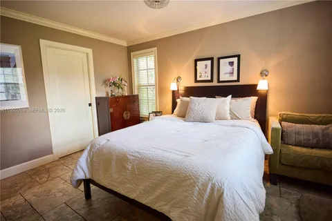 $5,200 | 5755 Devonshire Boulevard, Unit 5755, Miami, FL 33155