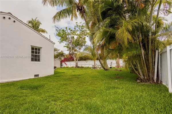 $5,200 | 5755 Devonshire Boulevard, Unit 5755, Miami, FL 33155