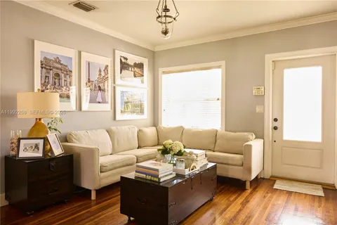 $5,200 | 5755 Devonshire Boulevard, Unit 5755, Miami, FL 33155