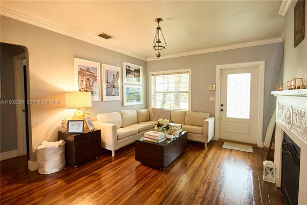 $5,200 | 5755 Devonshire Boulevard, Unit 5755, Miami, FL 33155