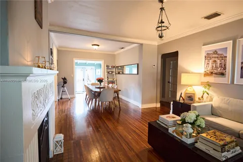 $5,200 | 5755 Devonshire Boulevard, Unit 5755, Miami, FL 33155