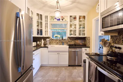 $5,200 | 5755 Devonshire Boulevard, Unit 5755, Miami, FL 33155