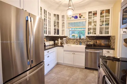 $5,200 | 5755 Devonshire Boulevard, Unit 5755, Miami, FL 33155