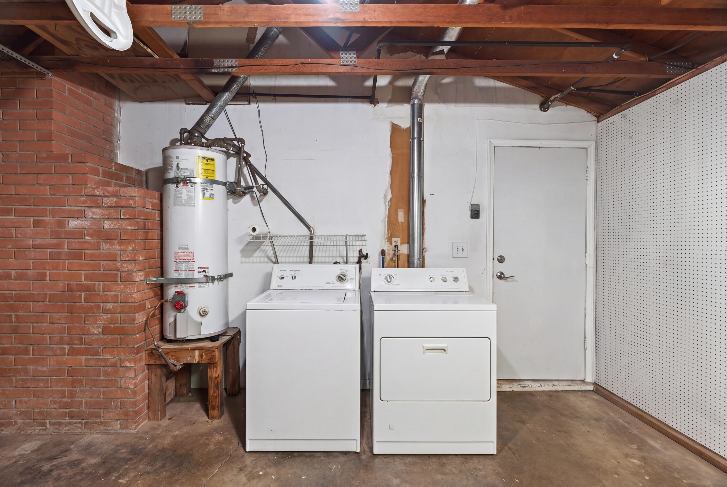 1439 Harpole Road Redding, CA 96002 - Photo 24 of 30 Laundry in Garage