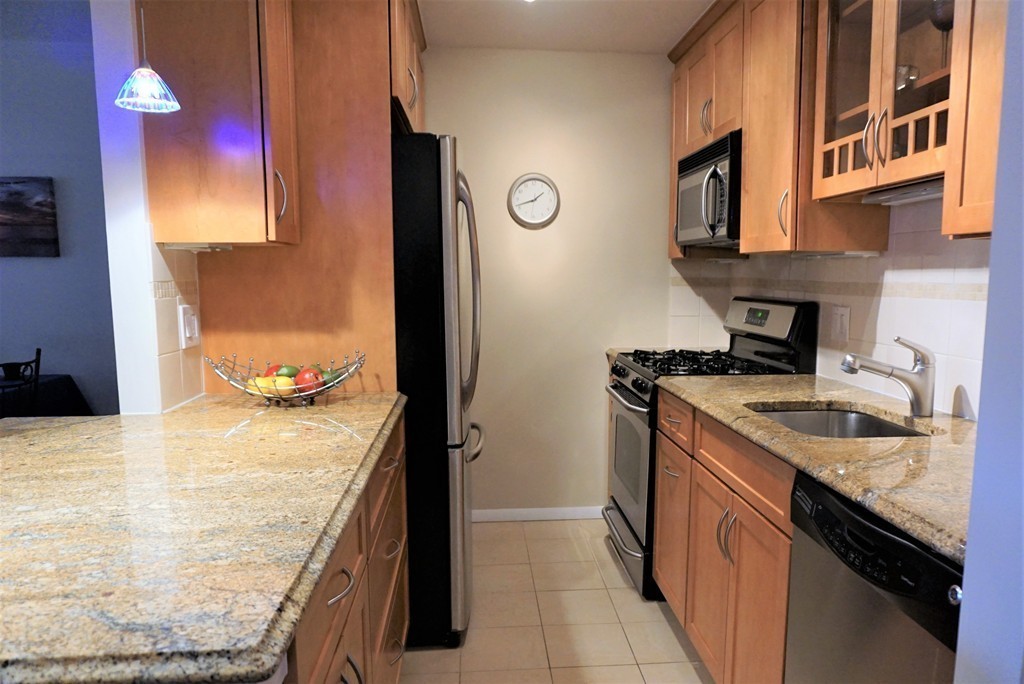 9 Hawthorne Place, Unit 2J Boston, MA 02114 - Photo 2 of 10
