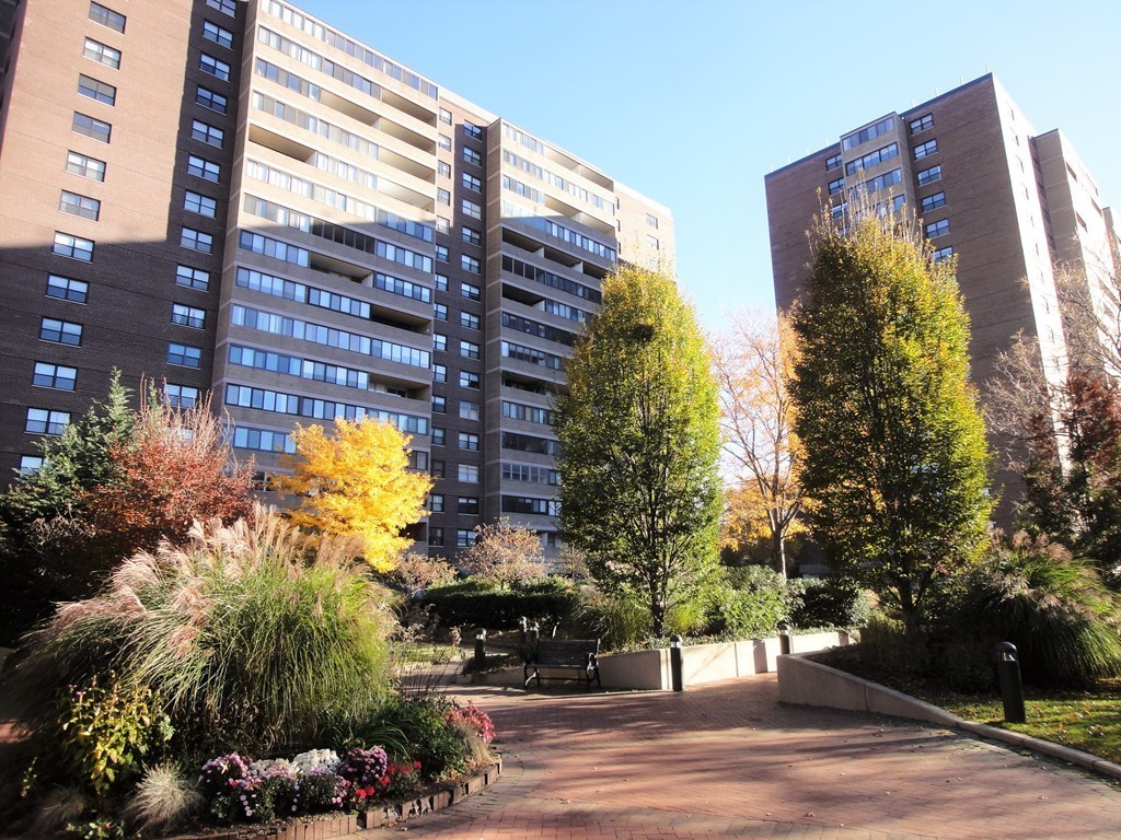 9 Hawthorne Place, Unit 2J Boston, MA 02114 - Photo 8 of 10