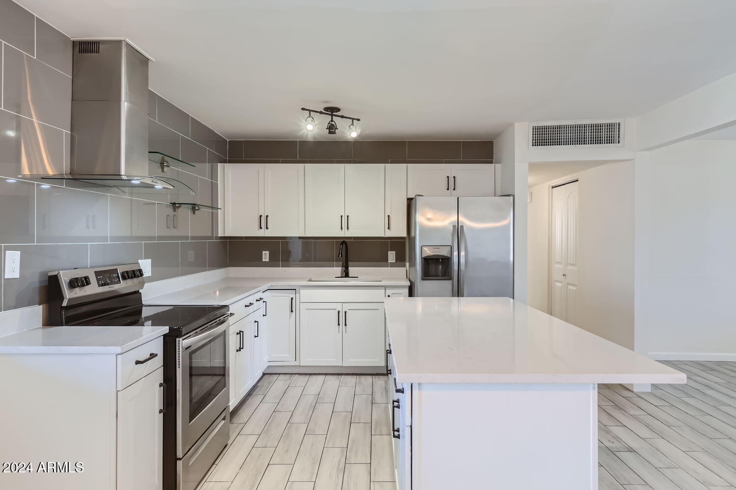 3130 West Cactus Road Phoenix, AZ 85029 - Photo 10 of 28 3130 W Cactus Rd - Web Quality - 010 - 1