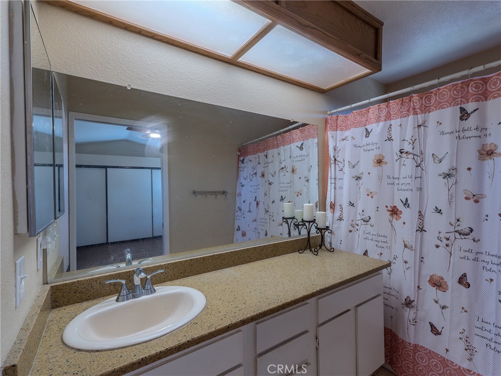 1302 Via Vista Riverside, CA 92506 - Photo 15 of 29 Primary Bath
