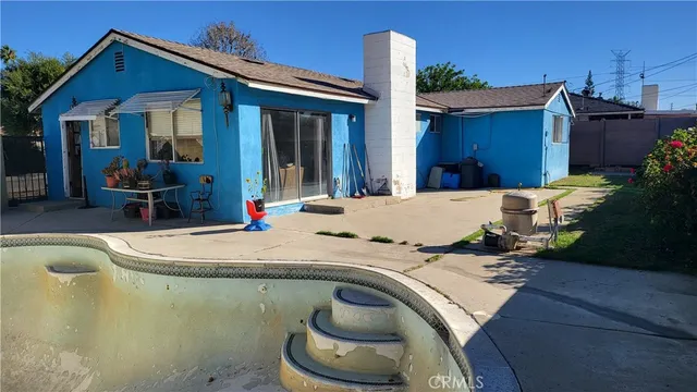 a view of backyard of house