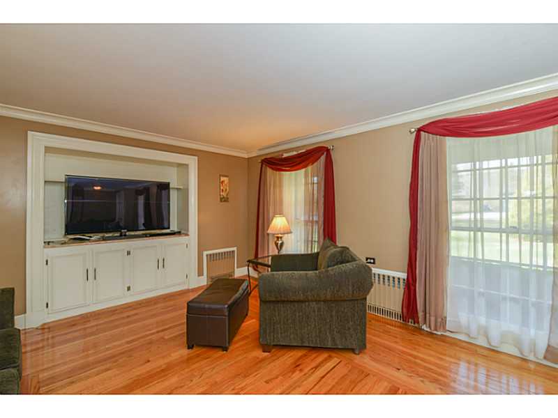 240 Pippin Orchard Road Cranston, RI 02921 - Photo 18 of 23 Den/Family/Great Room.