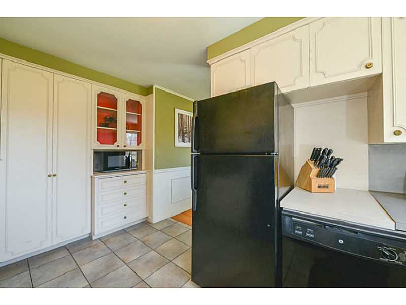 240 Pippin Orchard Road Cranston, RI 02921 - Photo 6 of 23 Kitchen.