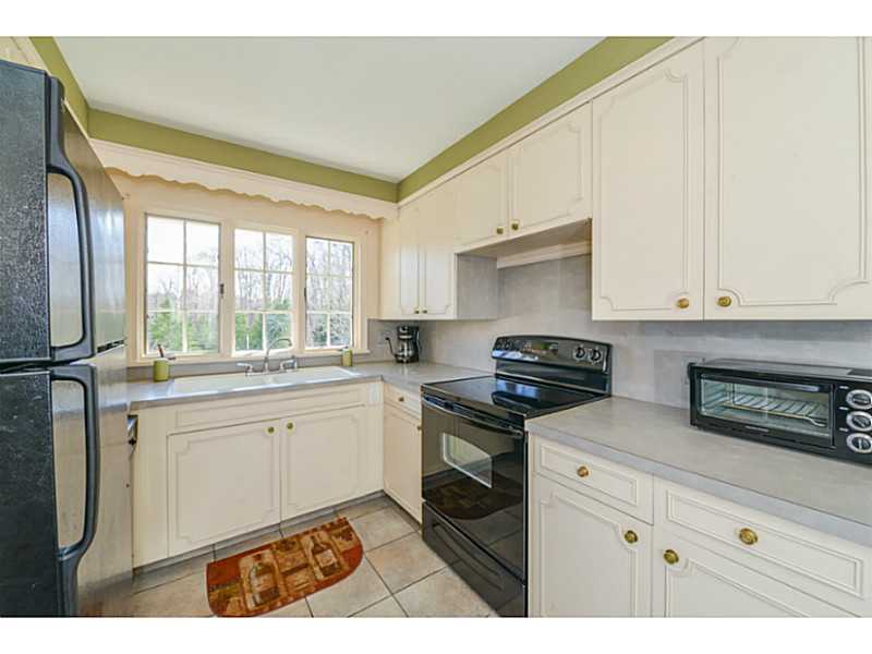 240 Pippin Orchard Road Cranston, RI 02921 - Photo 7 of 23 Kitchen.
