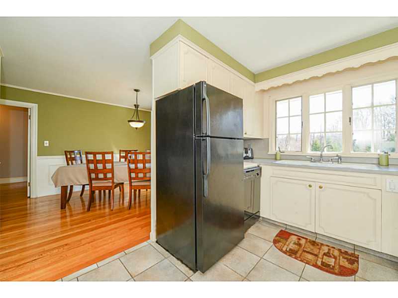 240 Pippin Orchard Road Cranston, RI 02921 - Photo 8 of 23 Kitchen.