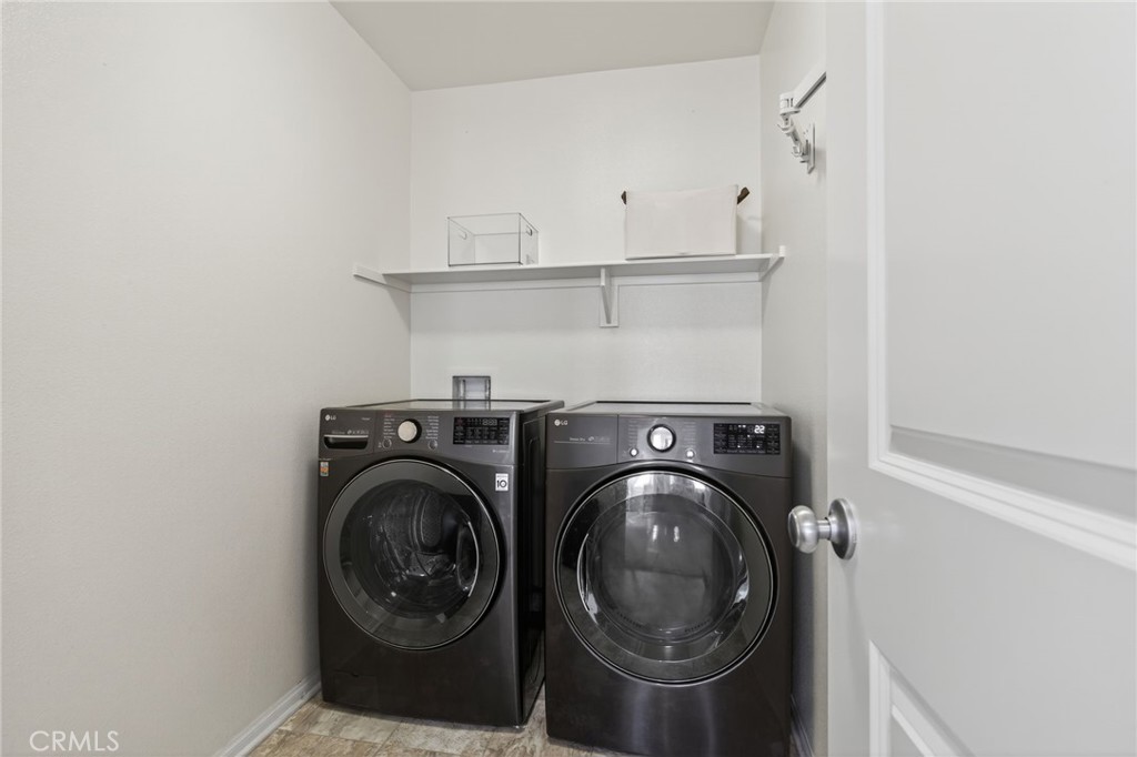 3459 North Oxnard Boulevard Oxnard, CA 93036 - Photo 32 of 54 a utility room with dryer and washer
