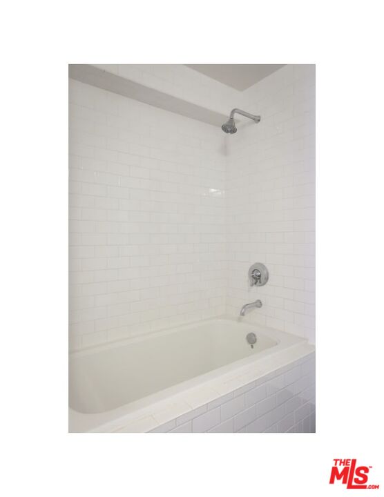 416 South Spring Street, Unit 905 Los Angeles, CA 90013 - Photo 12 of 19 a picture of a bathroom with a bathtub