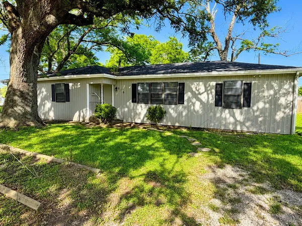 $209,000 | 819 West Kyle Road, Clute, TX 77531