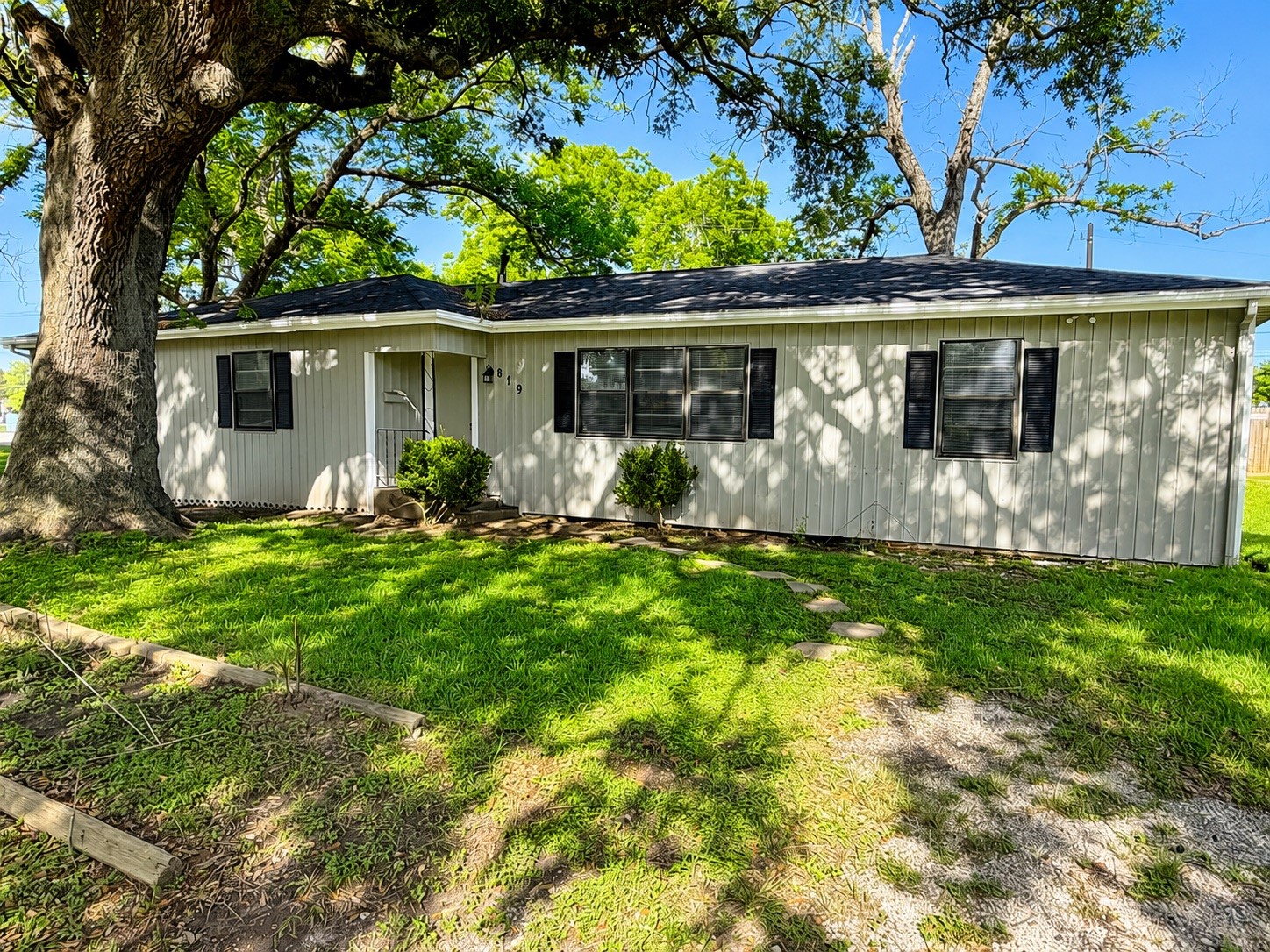 819 West Kyle Road Clute, TX 77531 - Photo 1 of 25