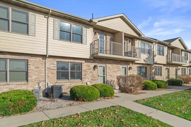 $230,000 | 1690 Drum Corps Drive, Unit H, Menasha, WI 54952