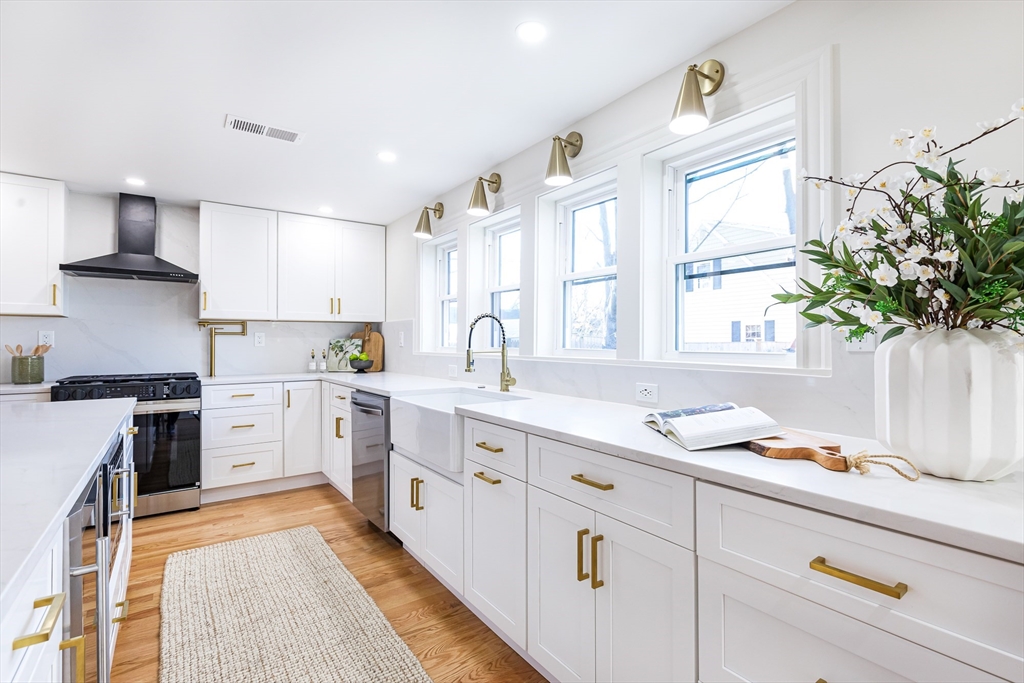 160 Green Street Marblehead, MA 01945 - Photo 8 of 38