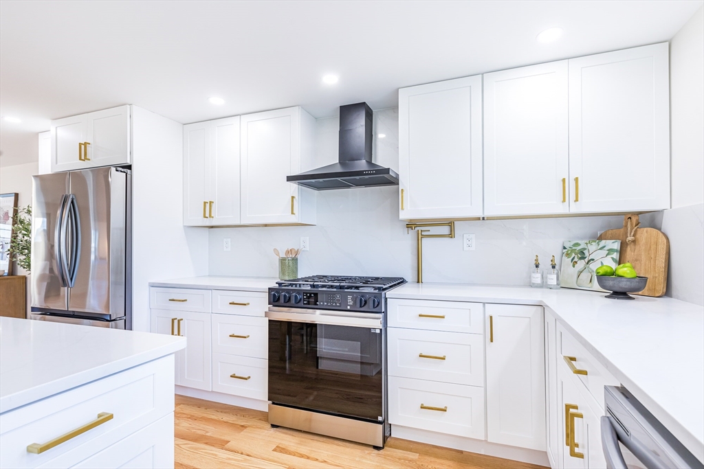 160 Green Street Marblehead, MA 01945 - Photo 10 of 38