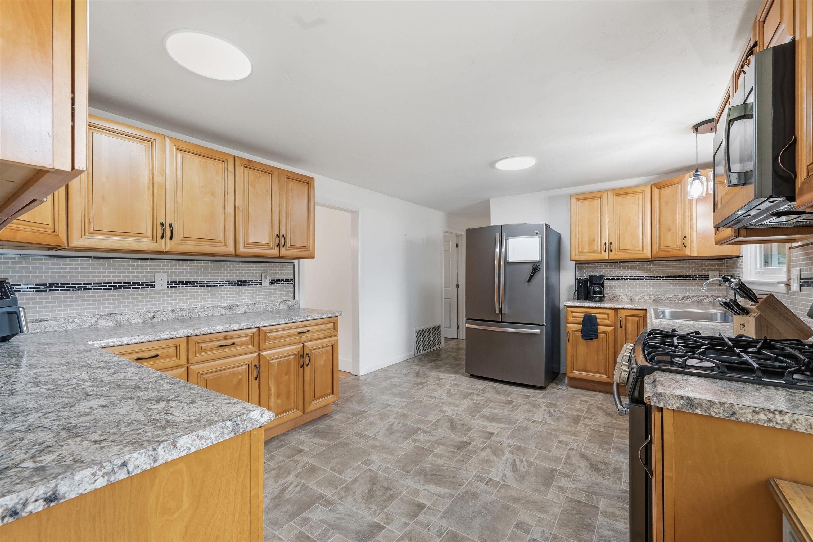2 Iroquois Road Nashua, NH 03063 - Photo 9 of 36