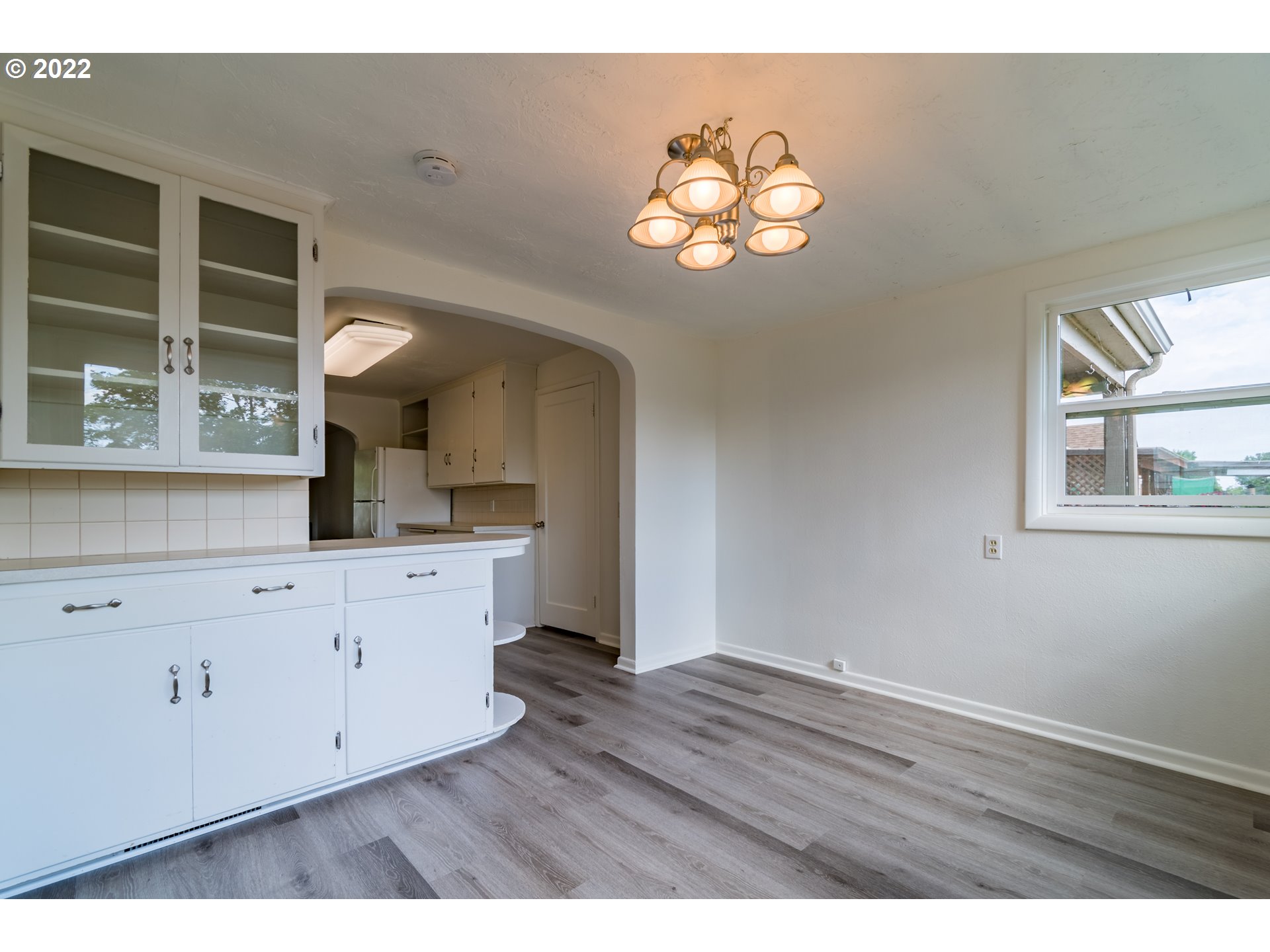 2175 City View Street Eugene, OR 97405 - Photo 12 of 32 a view of an empty room with a window