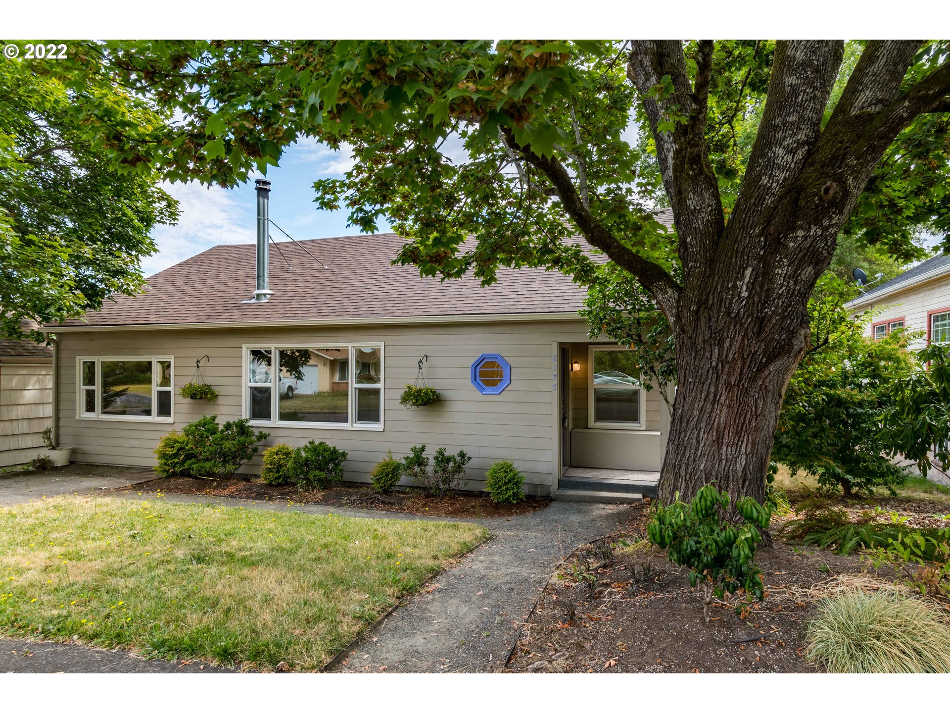 2175 City View Street Eugene, OR 97405 - Photo 2 of 32 a view of a house with garden