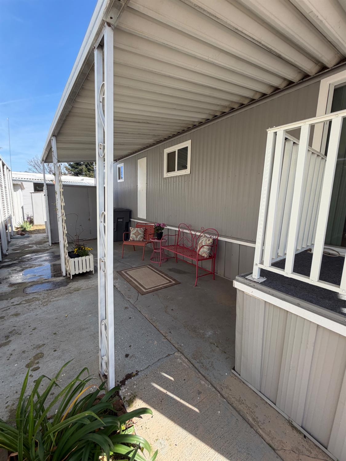 9060 Auburn Folsom Road, Unit 19 Granite Bay, CA 95746 - Photo 29 of 30 a view of a patio with table and chairs