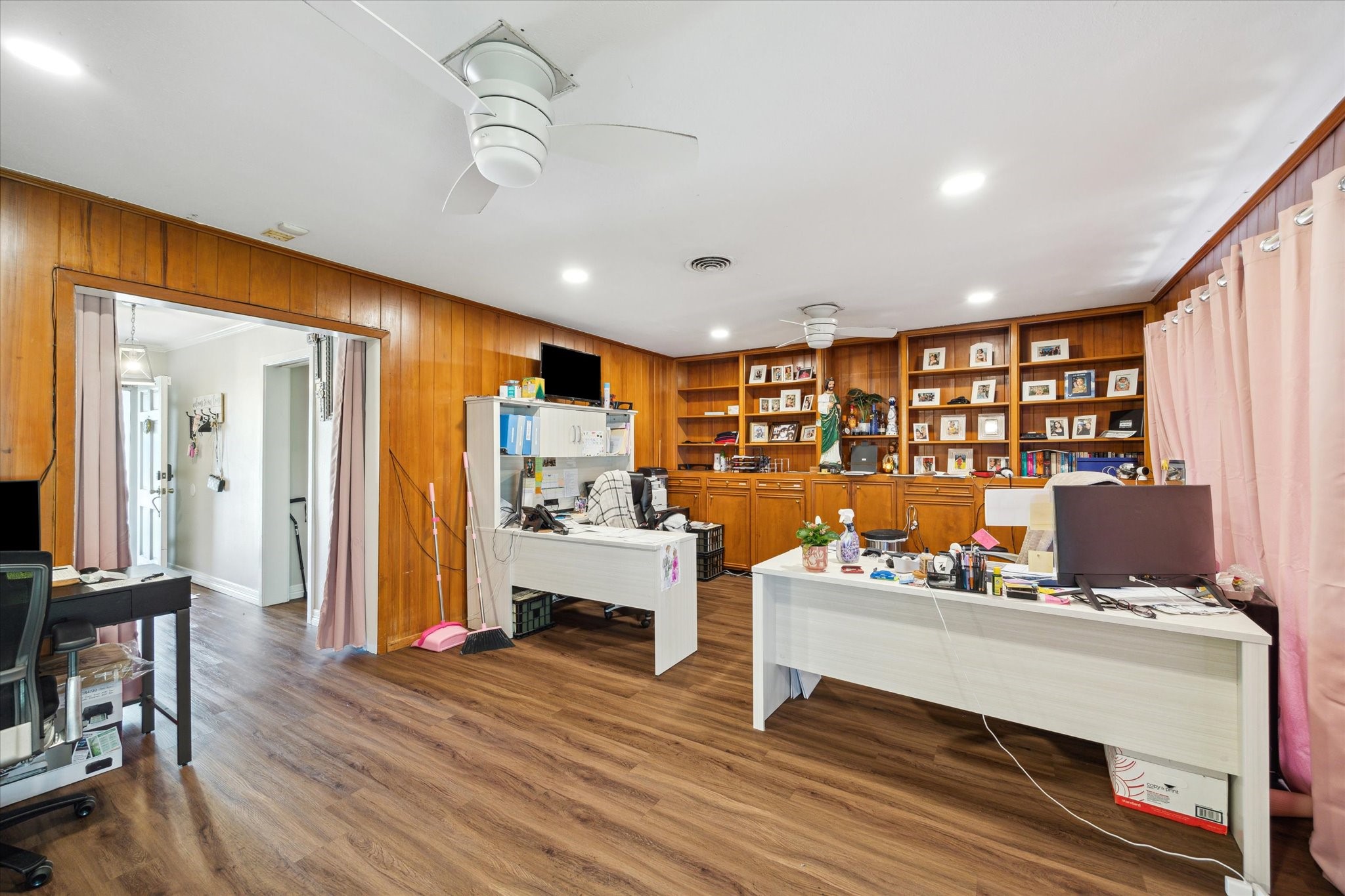 606 Brook Lane Pasadena, TX 77502 - Photo 4 of 19 Family den with Built in shelves for storage or library.