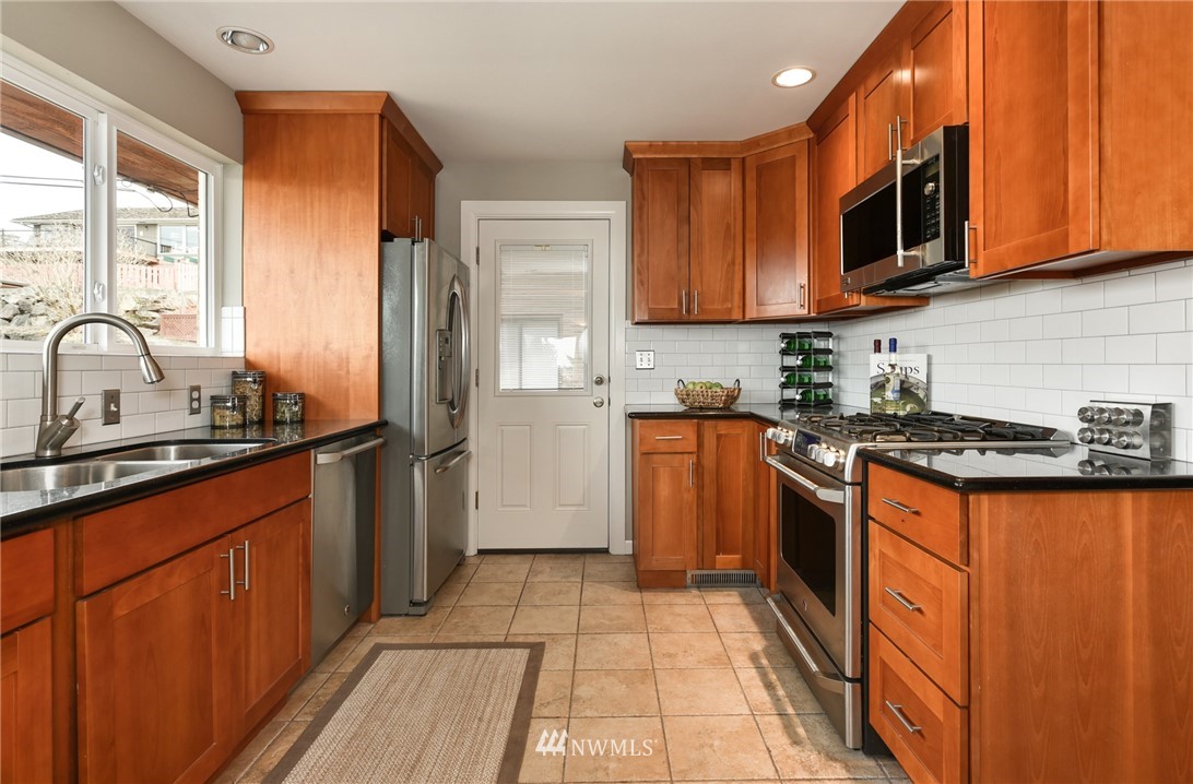 4010 Southwest Director Street Seattle, WA 98136 - Photo 4 of 25 Gallery Image 4