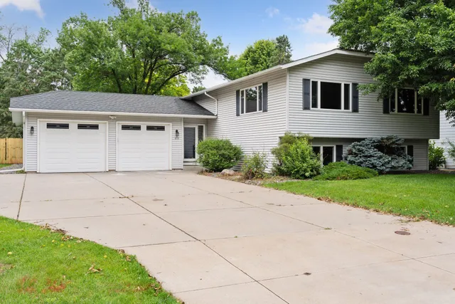 $614,900 | 613 South Owasso Boulevard West, Roseville, MN 55113