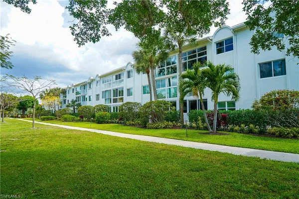 $575,000 | 414 Broad Avenue South, Unit H414, Naples, FL 34102