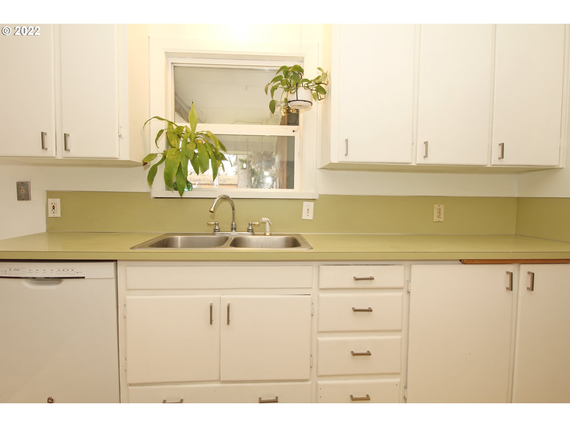 1939 E Street Springfield, OR 97477 - Photo 13 of 32 a bathroom with a sink and a mirror