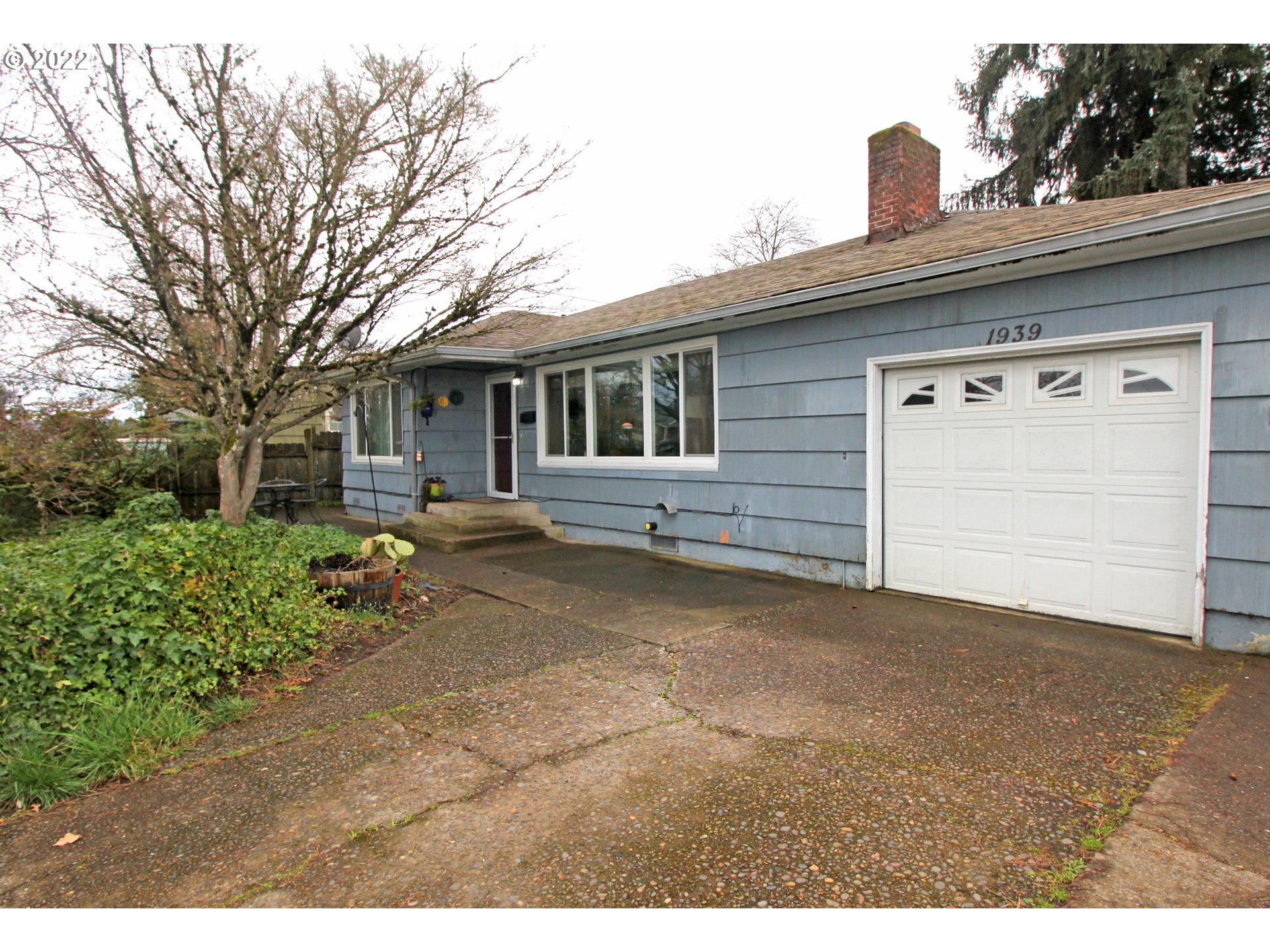 1939 E Street Springfield, OR 97477 - Photo 2 of 32 a front view of house with yard and trees around