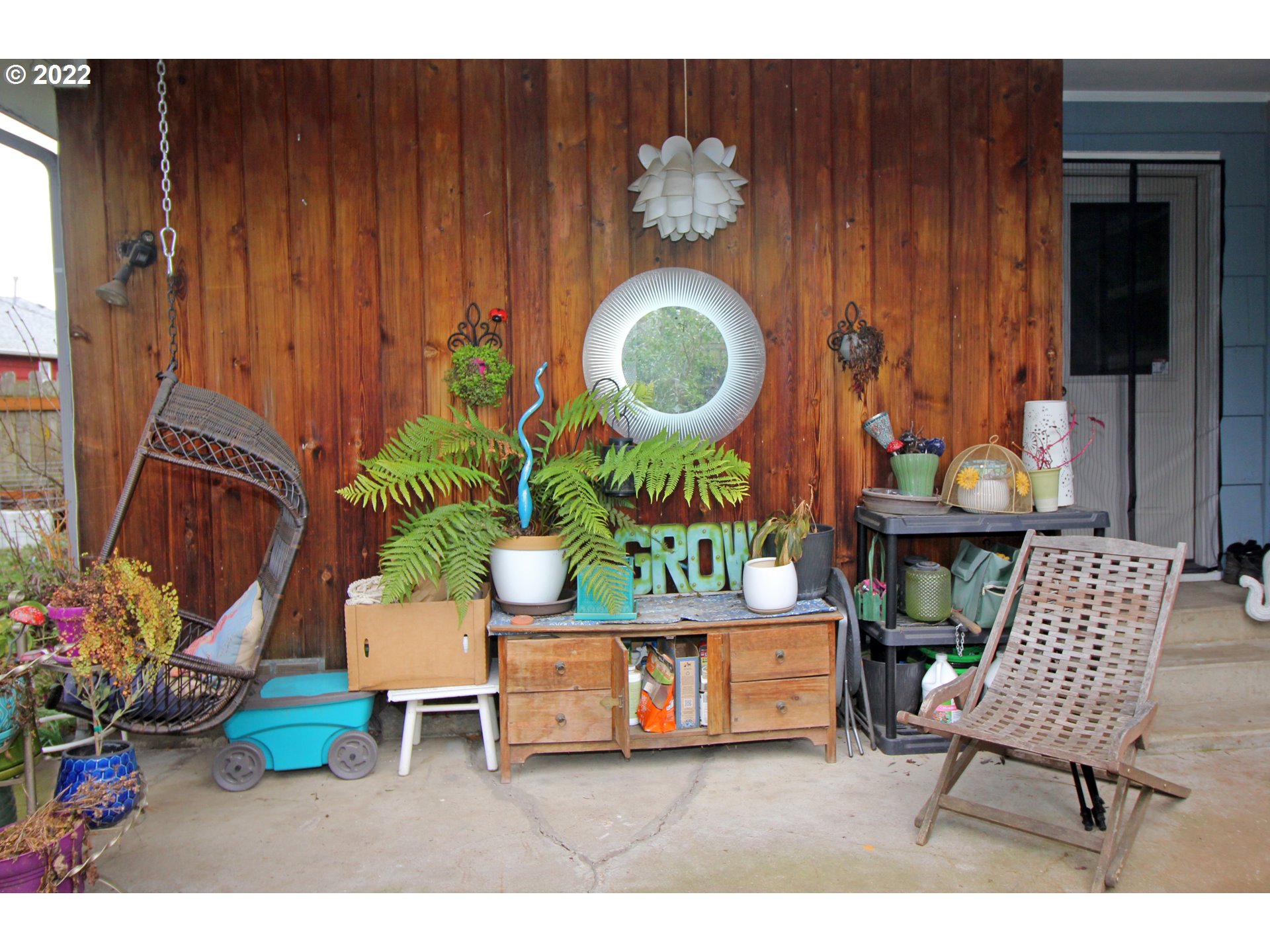 1939 E Street Springfield, OR 97477 - Photo 25 of 32 a living room with furniture and a potted plant