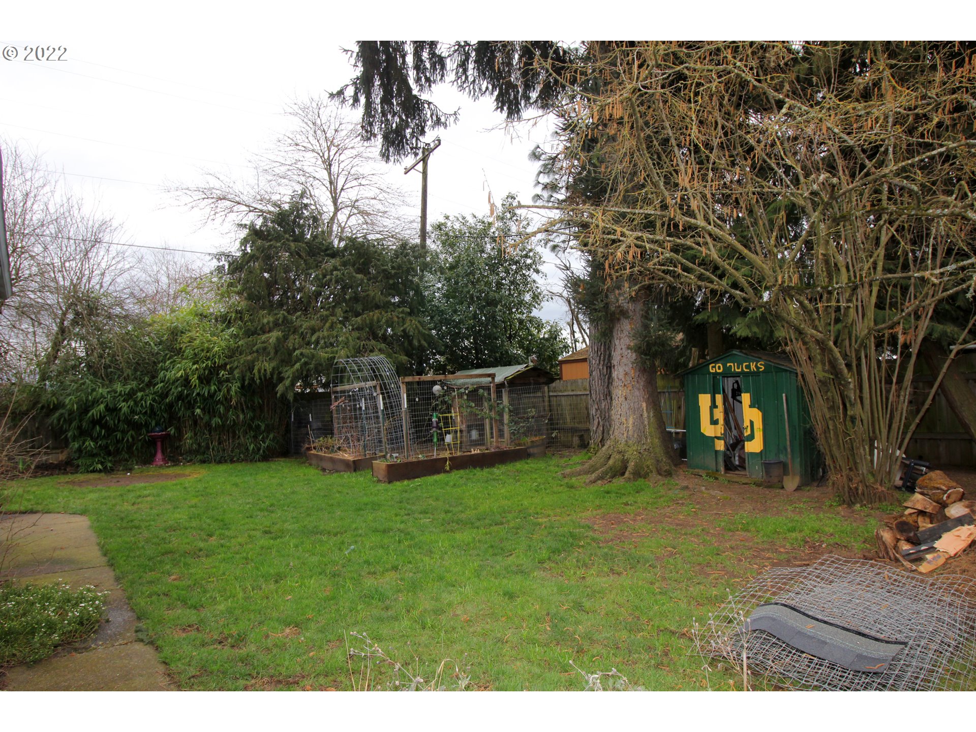 1939 E Street Springfield, OR 97477 - Photo 28 of 32 a view of a house with backyard and sitting area